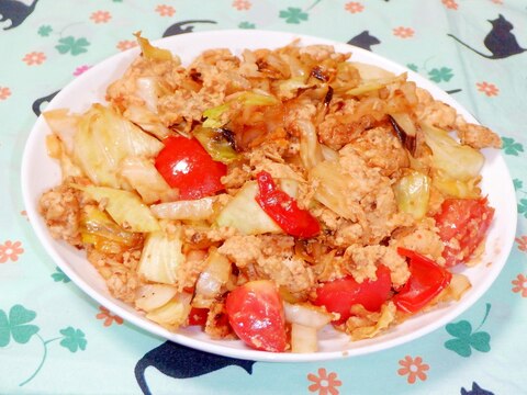 キャベツとトマトと鶏挽肉のピリ辛卵炒め